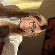 Ragazza biennio del liceo delle scienze umane impartisce aiuto compiti